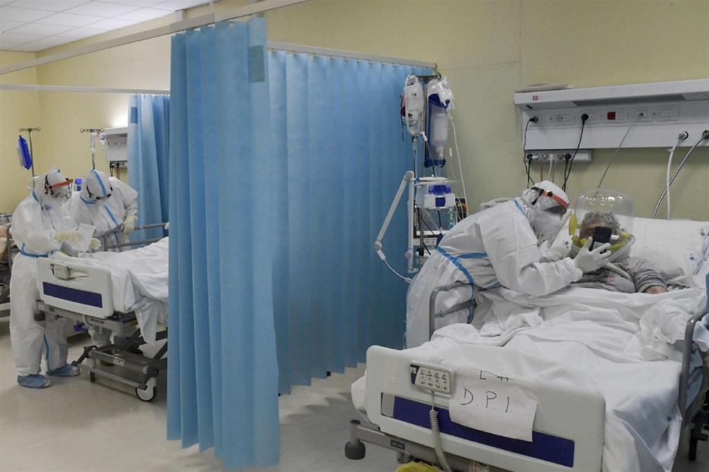 Il reparto Covid di terapia sub intensiva dell'ospedale Loreto mare a Napoli