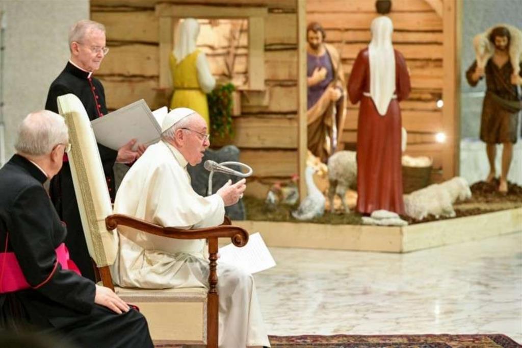 Il Papa: l'umiltà conduce a Dio. «Ai migranti aprire la porta del cuore»