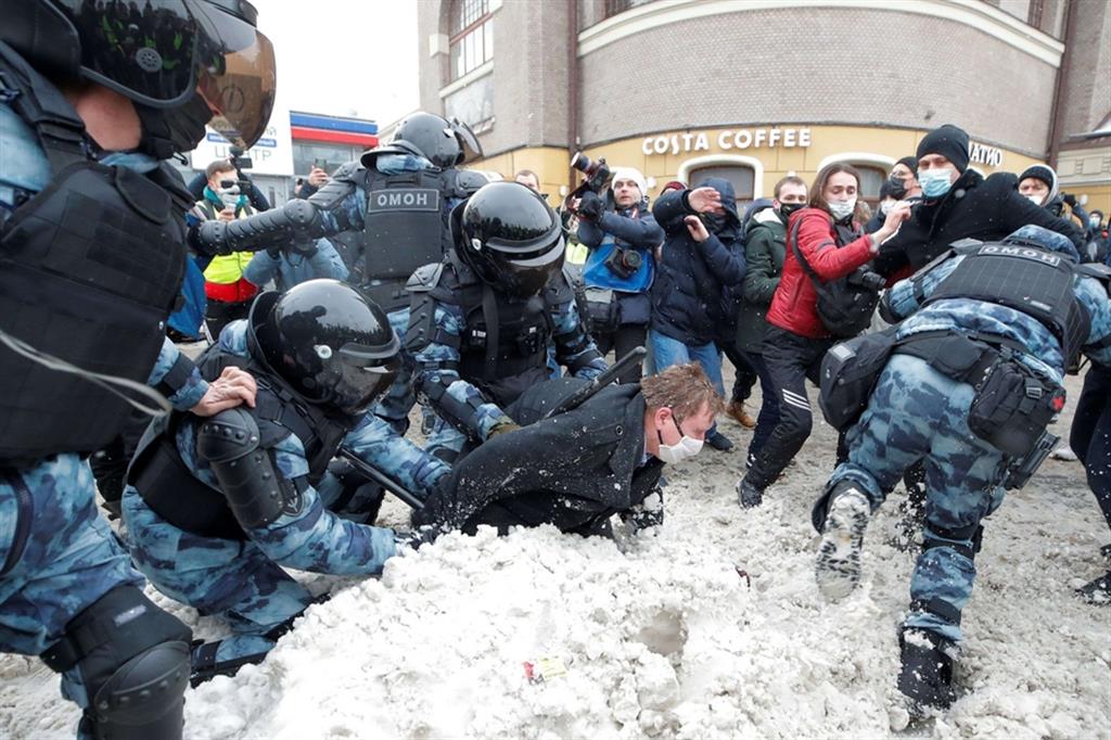 Un manifestante schiacciato dagli agenti sulla neve