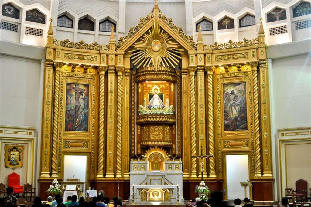 L'altare del santuario mariano di Antipolo, nelle Filippine