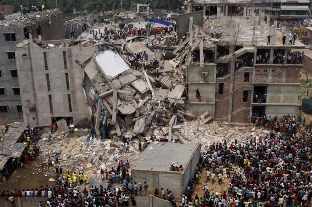 Savar, distretto di Dacca: le macerie dell'edificio commerciale di otto piani crollato per un cedimento strutturale