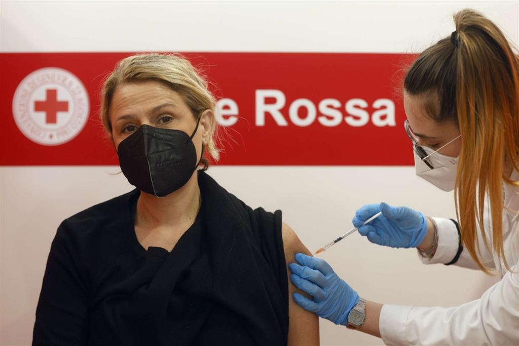 Somministrazione dei vaccini anti-covid presso l'hub della Croce Rossa alla stazione Termini a Roma