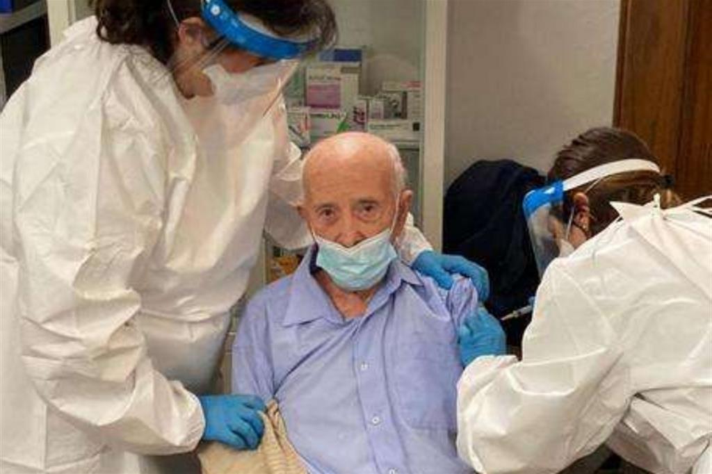 Basilio Pompei, 103 anni, tra i primi a farsi vaccinare in RToscana