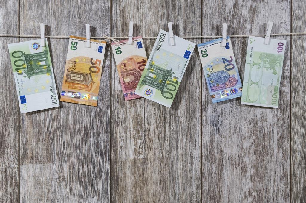 Le banconote in euro attualmente in circolazione: la quantità di contante ha raggiunto a dicembre il nuovo massimo storico