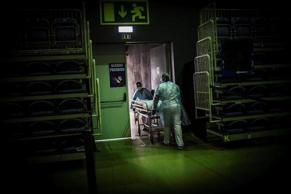 Infermieri trasportano il corpo dell'ennesima vittima del Covid-19 in Portogallo