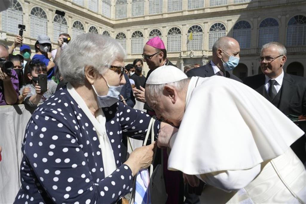 Il Papa bacia il numero tatuato sul braccio del'ex deportata ad Auschwitz