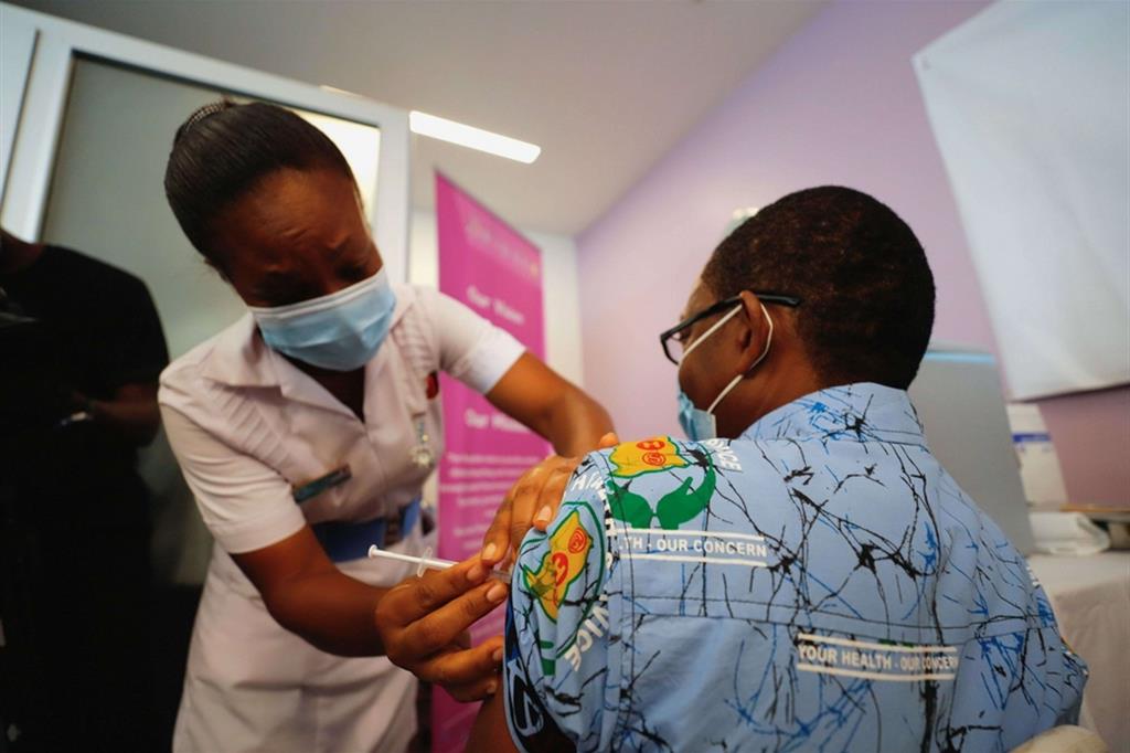 Le vaccinazioni in corso all'ospedale di Accra, in Ghana