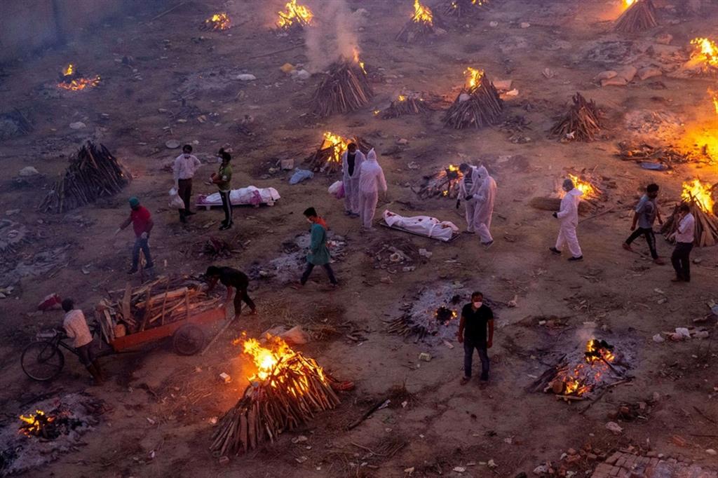 A Nuova Delhi, in India, le persone che perdono i propri cari stanno ricorrendo a strutture improvvisate per organizzare sepolture di massa e cremazioni.
