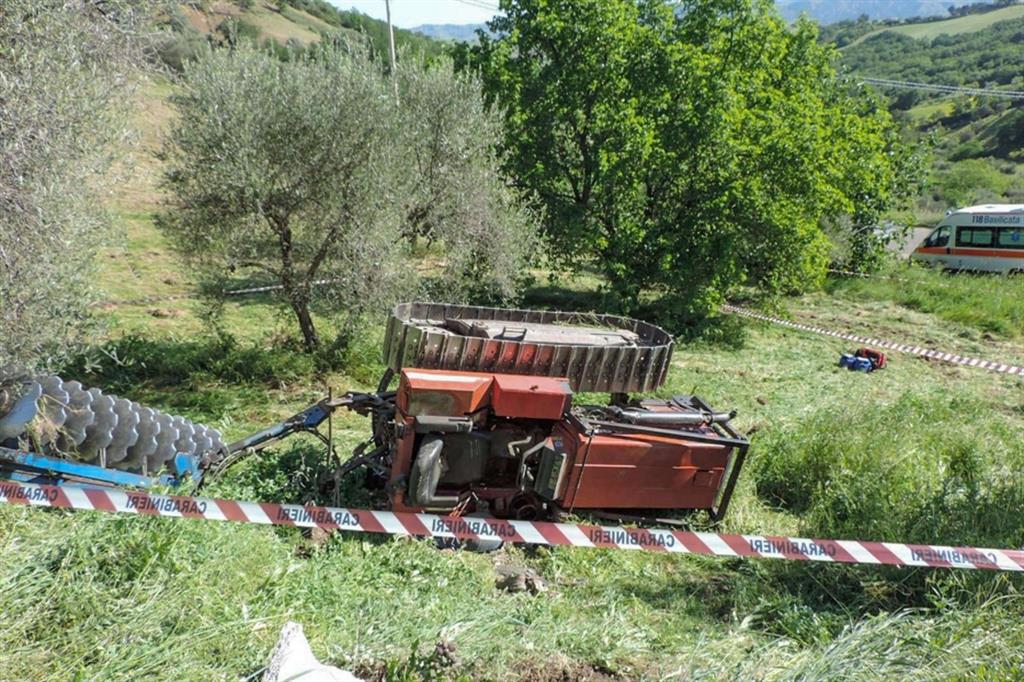 Un trattore rovesciato: infortunio mortale in agricoltura
