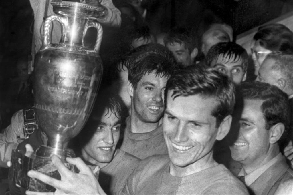 Il capitano della Nazionale Giacinto Facchetti alza la Coppa dei campioni d’Europa del 1968