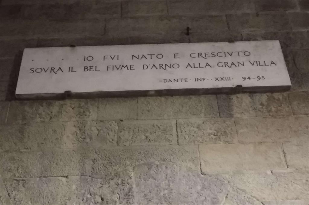 Una lapide commemorativa di Dante a Firenze