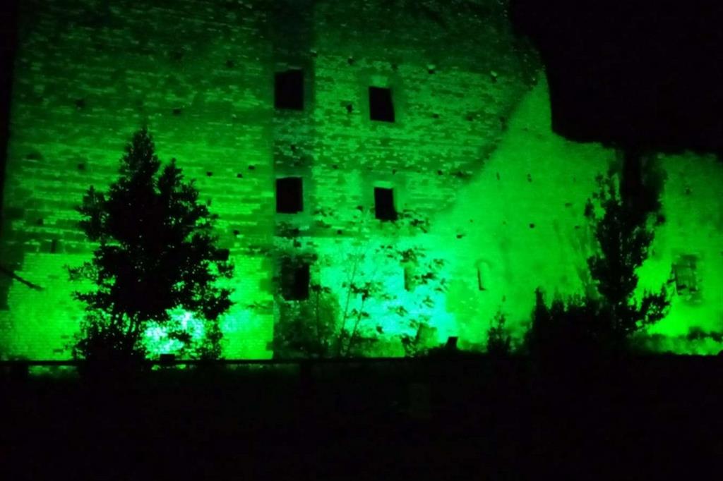 Il castello di Colleferro illuminato di verde in solidarietà con i profughi ai confini d'Europa