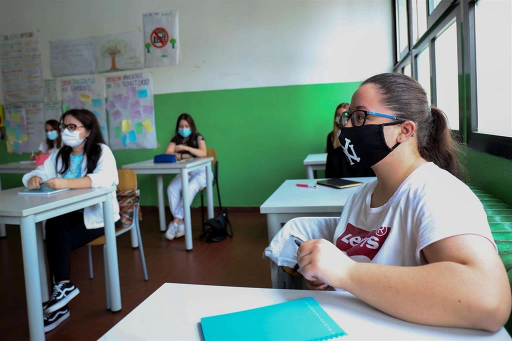Studenti in classe con la mascherina in una scuola del Padovano