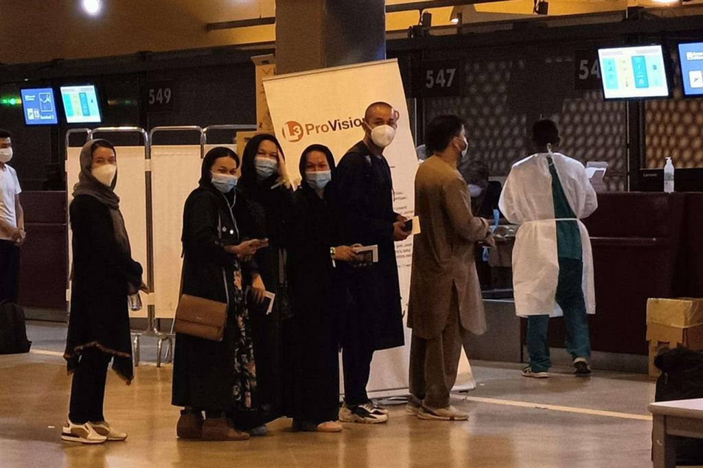 L'arrivo dei civili afghani all'aeroporto di Fiumicino