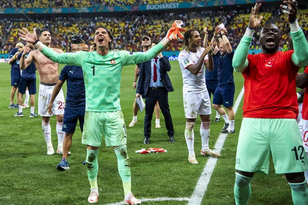 La Svizzera festeggia dopo la vittoria, ai rigori, contro la favoritissima Francia
