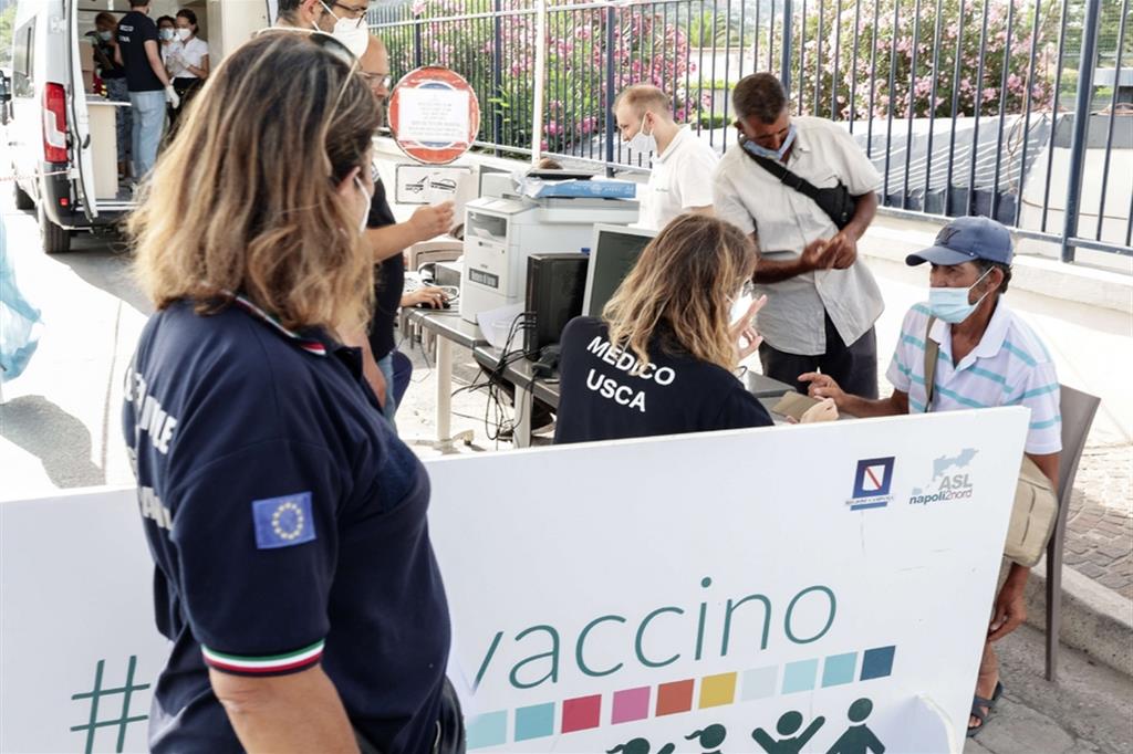 Dal 28 luglio al 2 agosto il vaccino si fa anche al Lido e nelle Piazze di Pozzuoli, Giugliano e Frattamaggiore