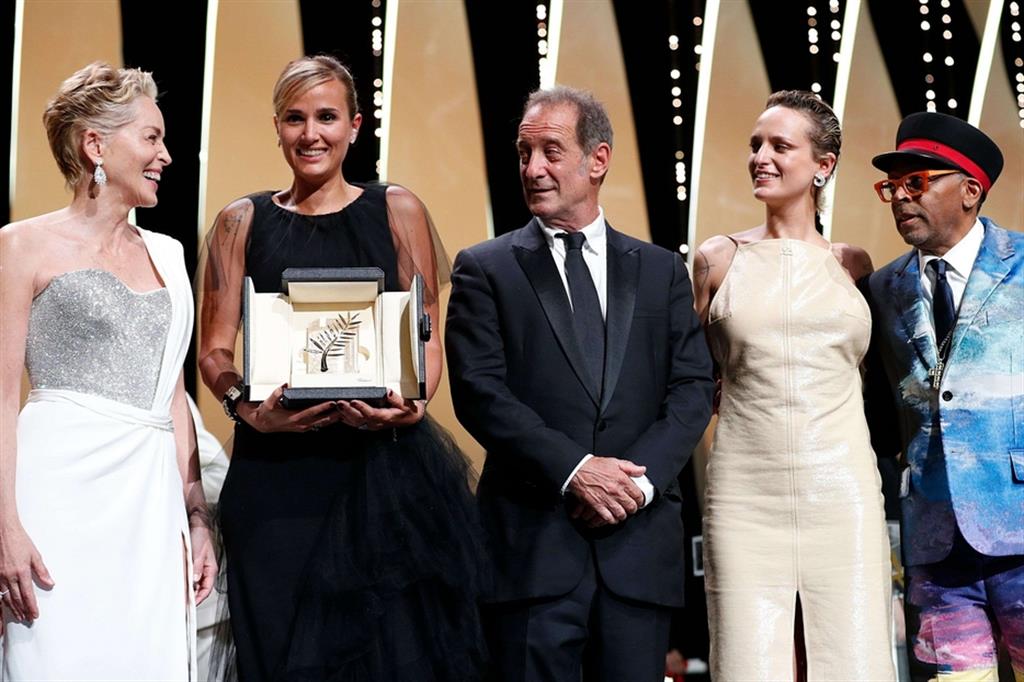La regista Julia Ducournau premiata con la Palma d’Oro per 'Titane' al 74esimo Festival di Cannes