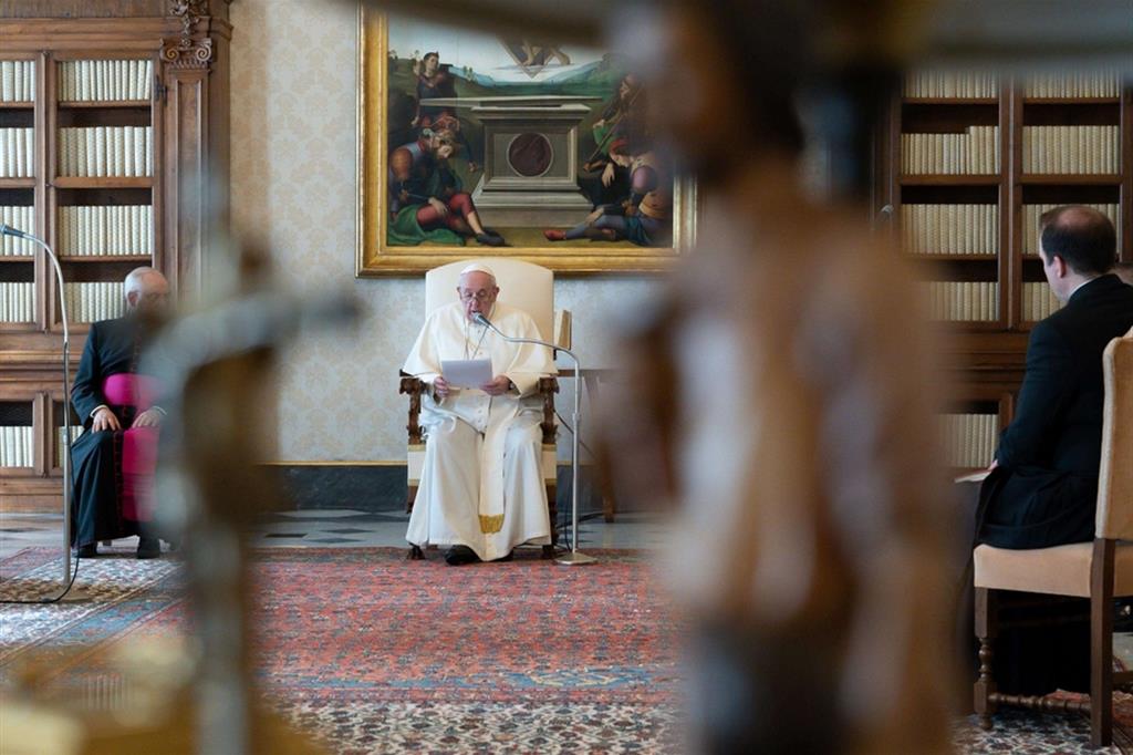 Il Papa: Maria ha confortato le persone morte sole nella pandemia