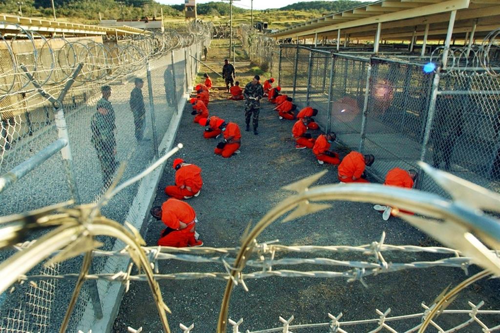 Un'immagine di archivio del 18 gennaio 2002 mostra alcuni detenuti nel "Campo X-Ray" del carcere di Guantanamo, a Cuba