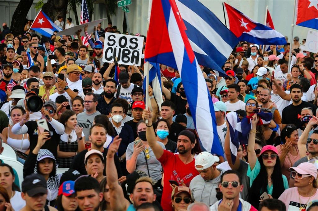 In migliaia sono scesi in piazza a Cuba per protestare contro il governo al grido di "Vogliamo la libertà"