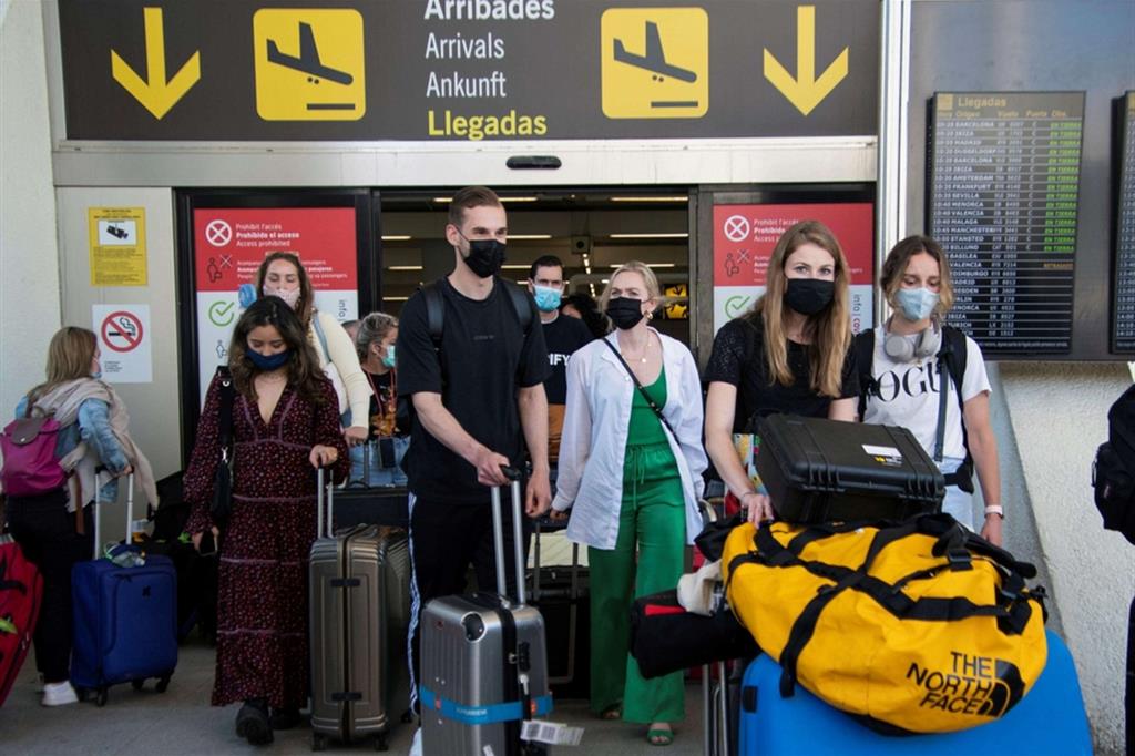 Giovani in arrivo all'aeroporto di Palma di Maiorca, alle Baleari, all'inizio di giugno