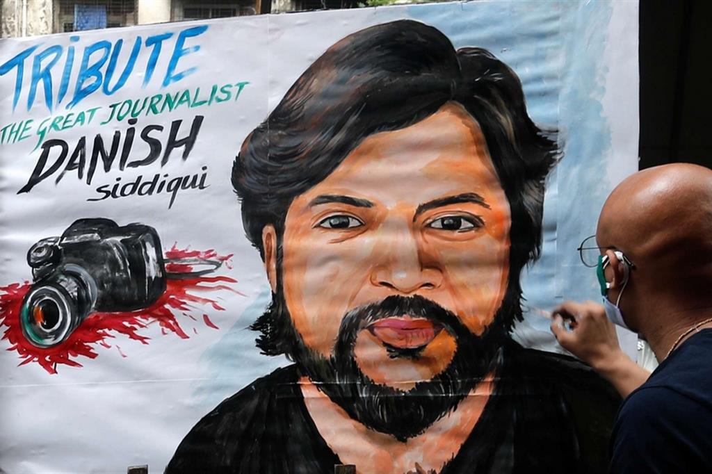 Un ritratto omaggio al giornalista della Reuters Danish Siddiqui ucciso in uno scontro tra forze di sicurezza afghane e talebani in Afghanista
