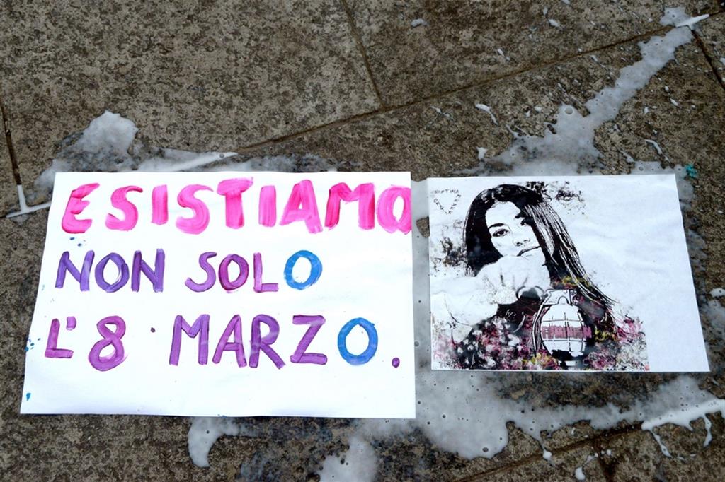 Flash Mob di Cristina Donati Meyer in darsena per l'8 Marzo