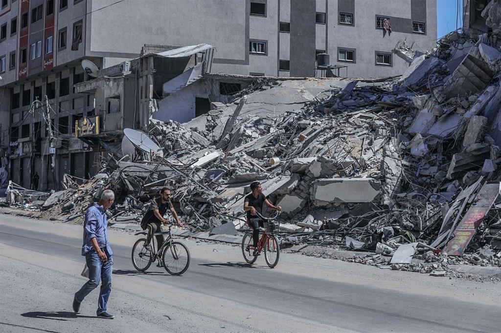 Palazzi distrutti dai raid israeliani a Gaza