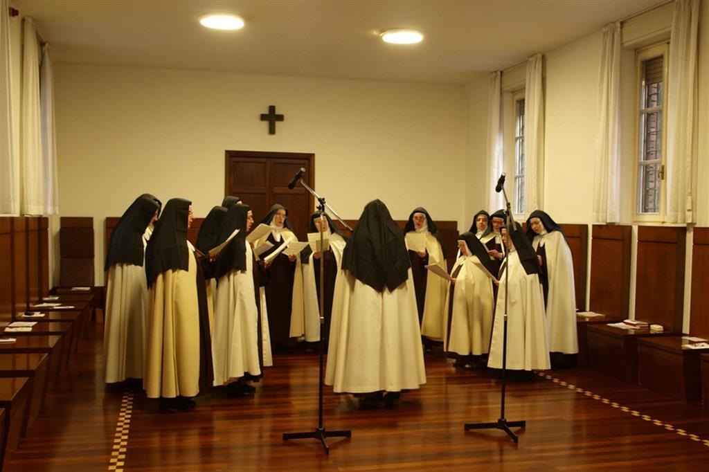 Il canto e la preghiera fanno parte della giornata della comunità delle monache del Carmelo di Legnano