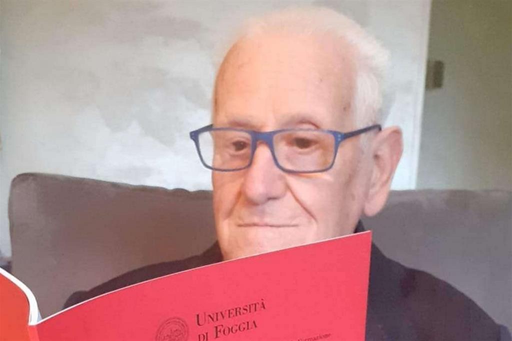 Leonardo Altobelli, 88 anni, di Troia, in provincia di Foggia, mostra con orgoglio la sua tesi di laurea, l’ultima di tredici. L’anziano ha anche 14 titoli accademici, 7 diplomi e 22 pubblicazioni di medicina