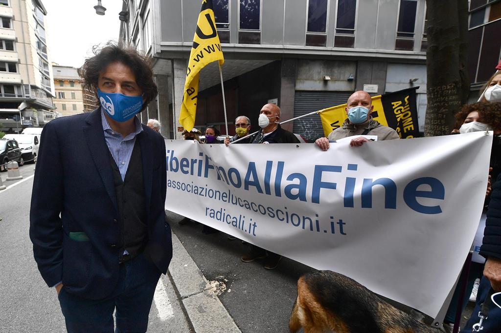 Marco Cappato all'ingresso Tribunale di Genova presidiato da attivisti radicali pro-eutanasia