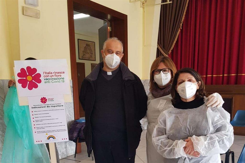 In fila per la vaccinazione nei locali di una parrocchia in diocesi di Novara