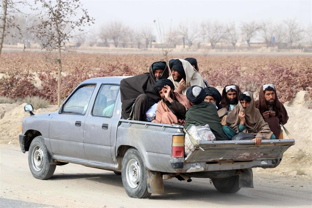 Un veicolo stipato nei pressi di Kandahar
