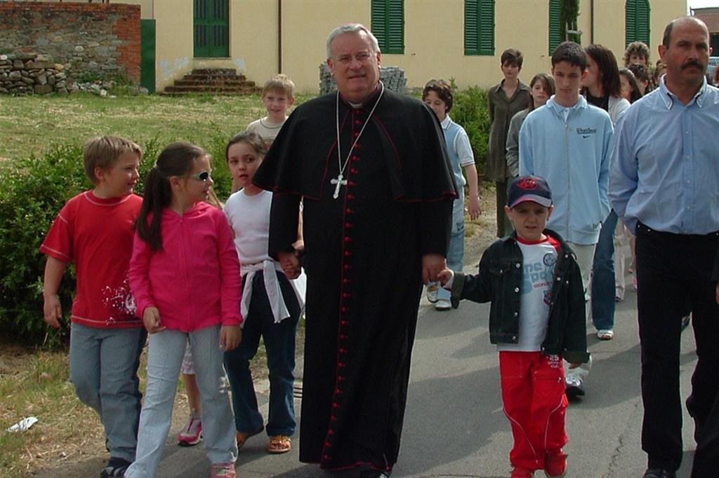 Il cardinale Bassetti con alcune famiglie
