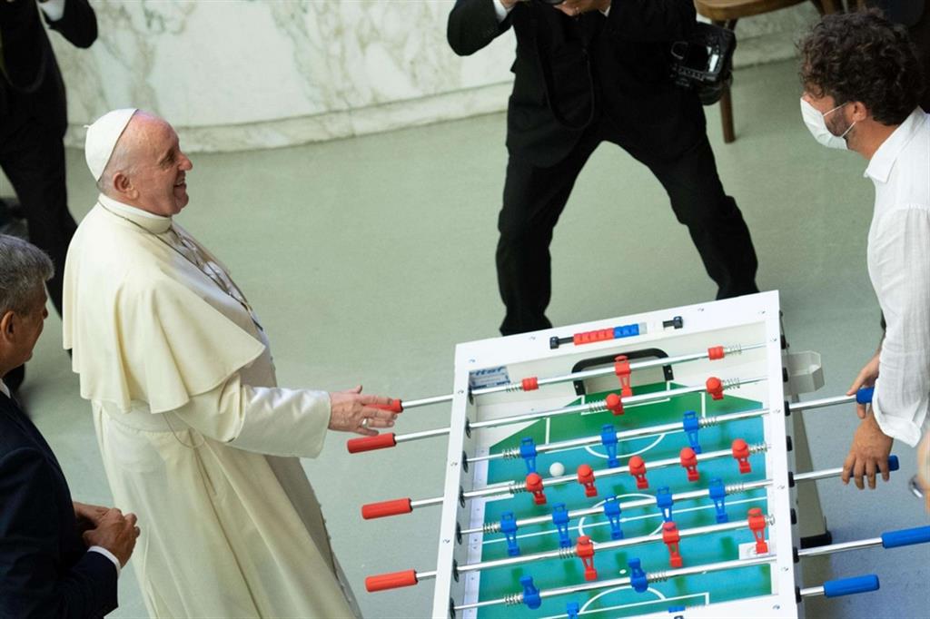 Il Papa gioca a biliardino con fedele al termine udienza generale