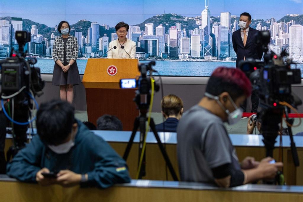 Dietro  le quinte dell’ennesi-ma conferenza stampa della governatrice di Hong Kong, Carrie Lam: contagi e repressione politica vanno spesso in parallelo nell’ex colonia