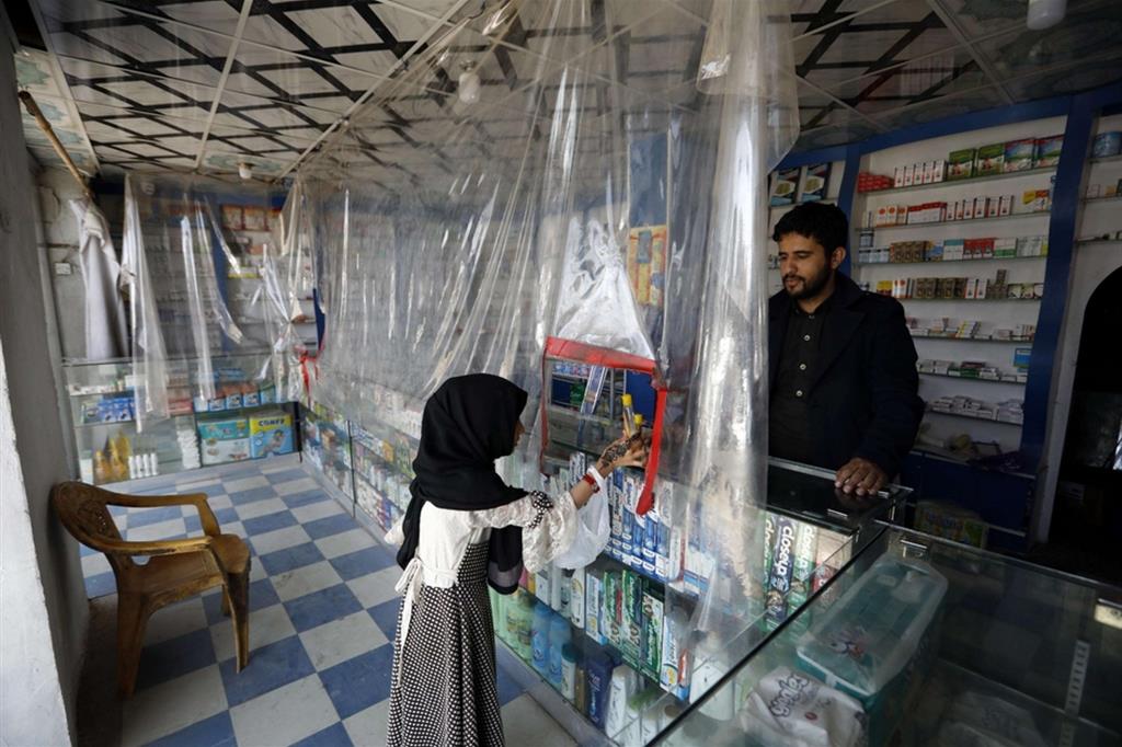 n questo modo, forse un po’ rudimentale ma efficace, un giovane farmacista della capitale Sanaa si protegge: nel resto del Paese però le misure di distanziamento e i dispositivi anti-Covid sono di fatto inesistenti