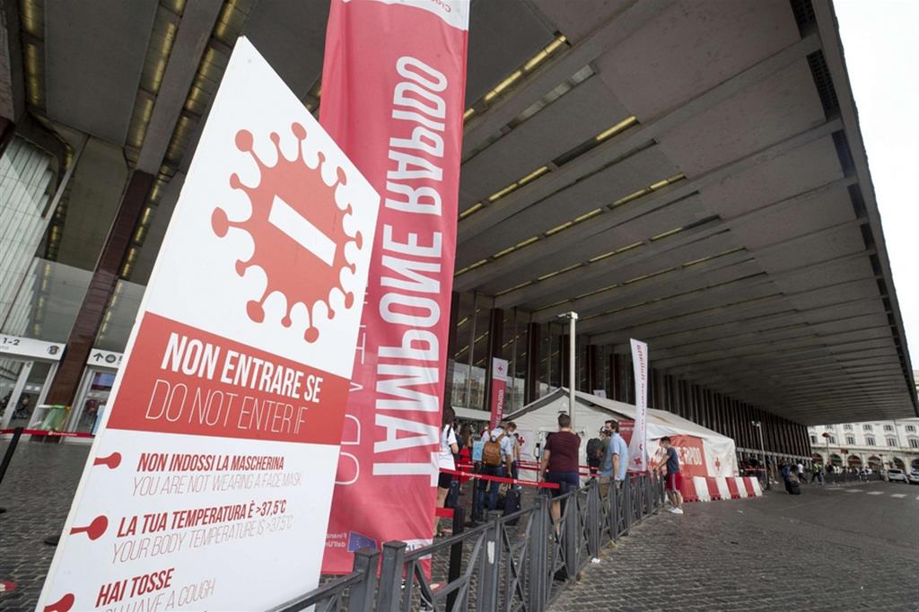 La tenda utilizzata per effettuare il tampone rapido della Croce rossa italiana alla stazione Termini di Roma