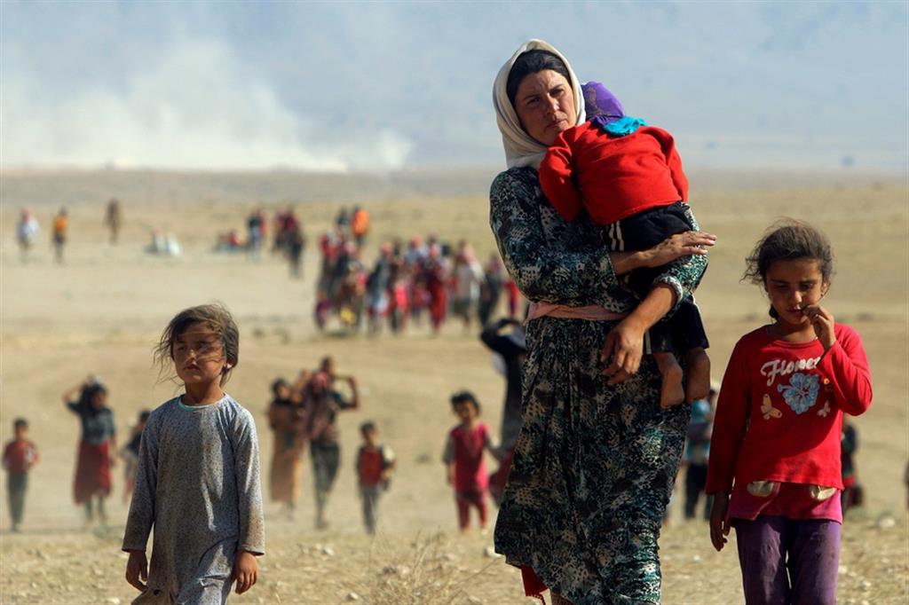 Profughi yazidi in fuga dalla zona di Sinjar nell'agosto del 2014: il 3 agosto il Daesh aveva massacrato 5.000 uomini perché «miscredenti» e rapito 6.700 tra donne e bambini