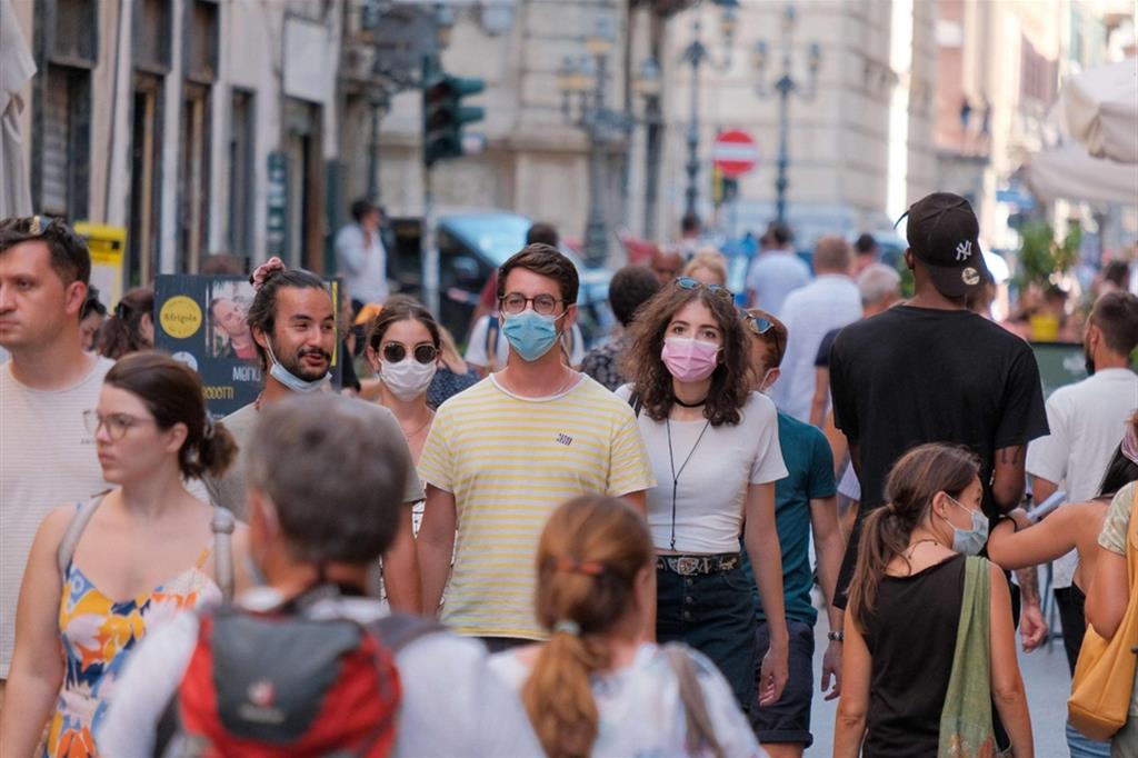 Turisti con (e senza) mascherina nel centro di Palermo