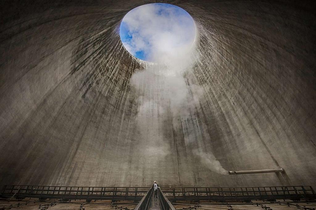 "Inside the Tower", scatto di Fabio Sartori all'interno di una torre di raffreddamento della centrale geotermica "Sasso 2" di Enel Green Power