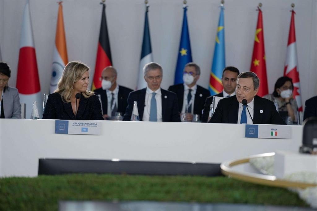 Il premier Mario Draghi al G20 con la regina olandese Maxima