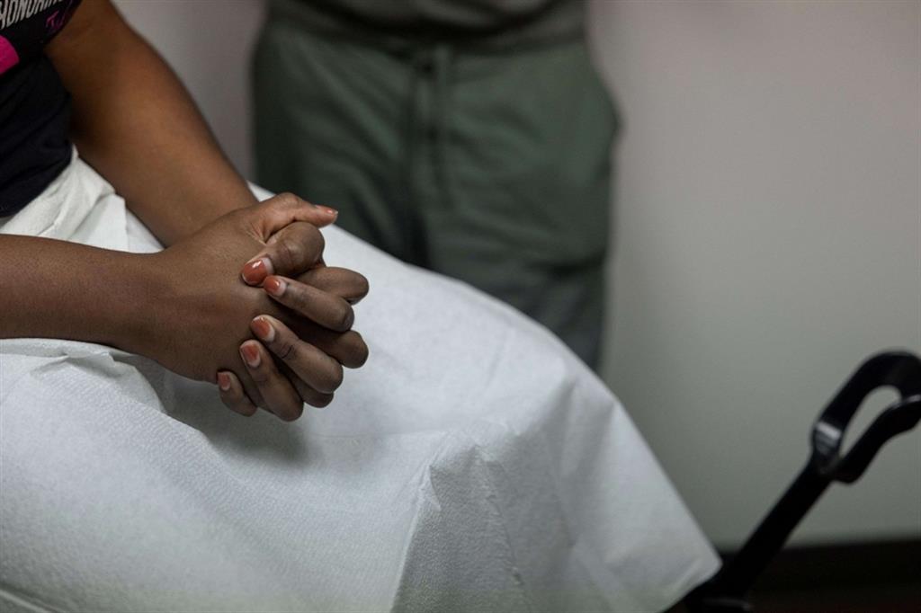 Una donna in una clinica per l'aborto in Texas