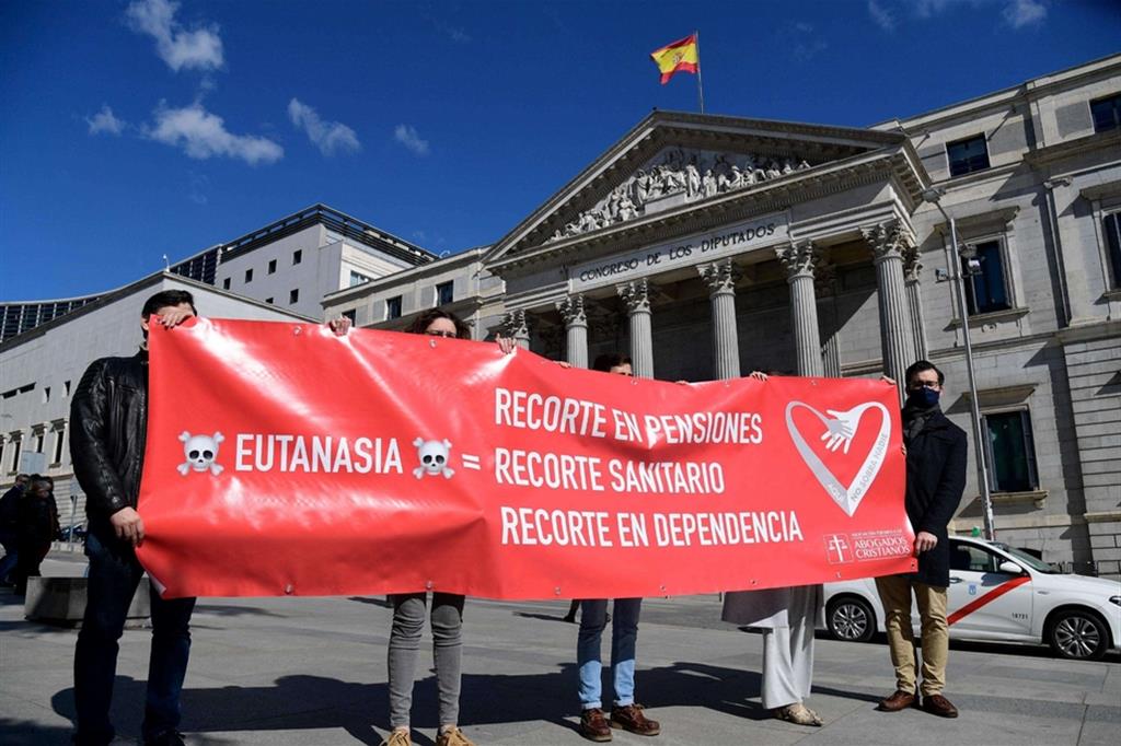 Manifestazioni contro la legge sull'eutanasia a Madrid