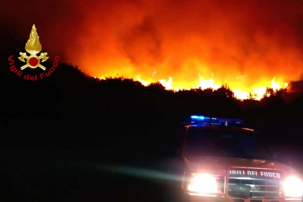 Vigili del Fuoco impegnati nello spegnimento di un vasto incendio di vegetazione e macchia mediterranea in alcune aree rurali nei pressi delle campagne della statale 128 in località "Sa Ceraxia", nel comune di Mandas in Sardegna