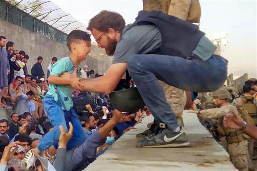 Il console italiano a Kabul Tommaso Claudi porta in salvo un bambino