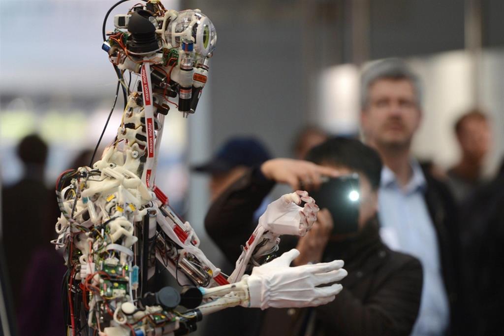 Il robot Osa alla fiera di Hannover del 2013