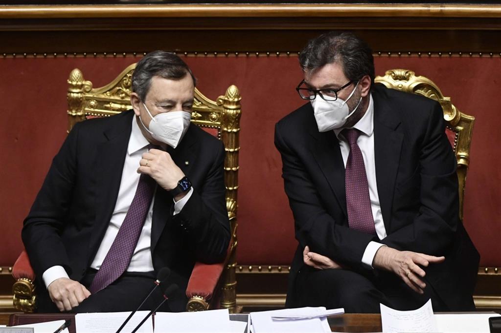 Il premier Mario Draghi e il ministro Giancarlo Giorgetti al Senato