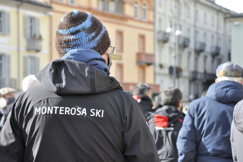 Stamani ad Aosta operatori del turismo e dello sci hanno manifestato per chiedere ristori. Se la regione passasse in zona bianca, come i dati farebbero pensare, potrebbero riaprire anche gli impianti sciistici, le piscine, i teatri e i cinema