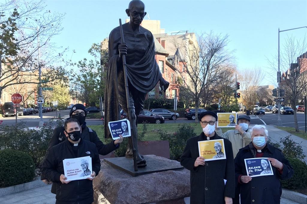 Attivisti chiedono il rilascio di padre Stan a Washington